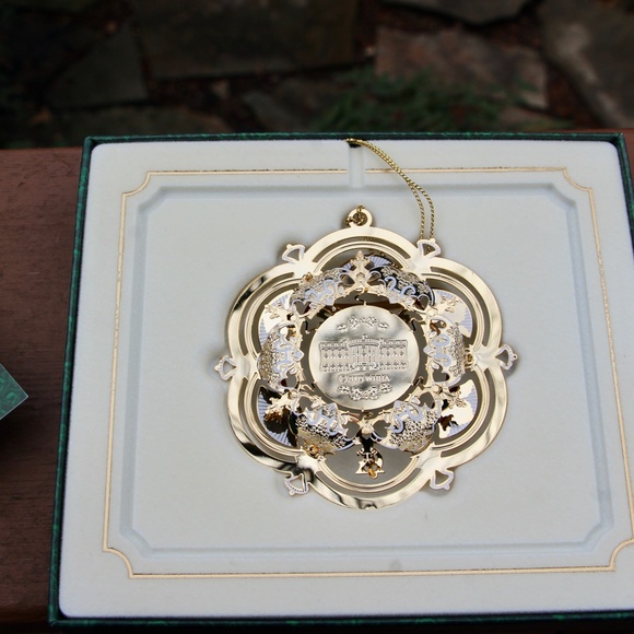 Collectible Christmas ornament of White House - Picture 2 of 5